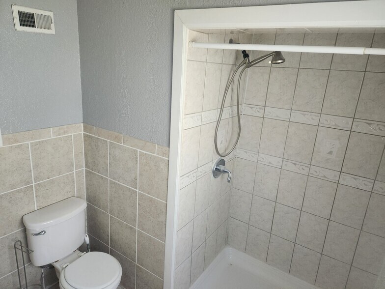 Building Photo - 5928 Fontana St