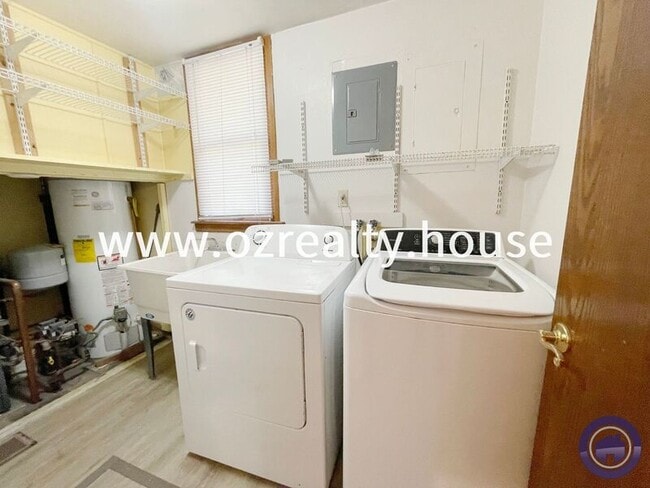 Building Photo - 215 E Reed Ave