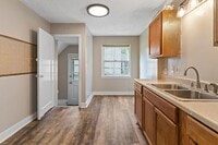 Building Photo - 1114 Roslyn Ave