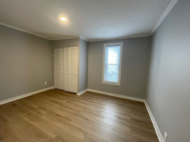 Building Photo - Newly Renovated 2 Bedroom Duplex
