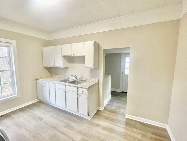 Building Photo - 1004 Highland Ave
