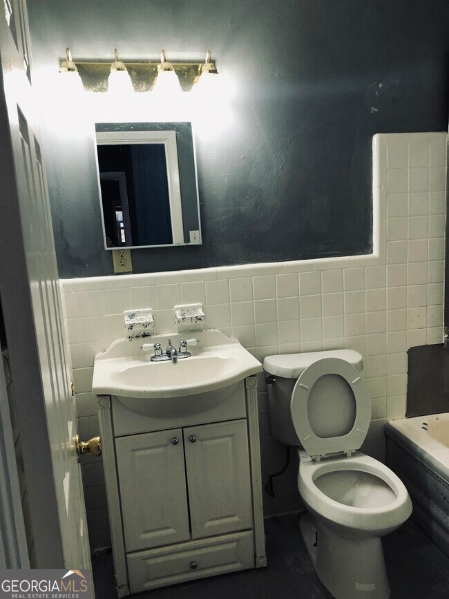 Building Photo - 3995 Withrow Dr