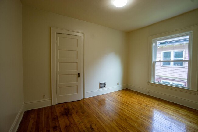 Building Photo - Spacious 3 Bedroom With Beautiful Front Po...