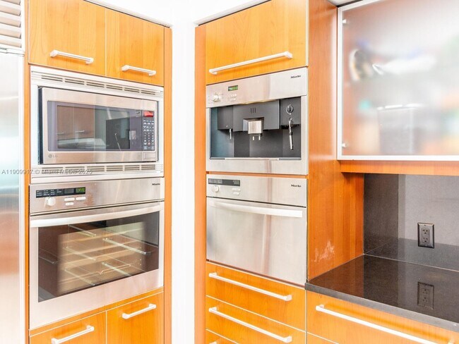 Building Photo - 1331 Brickell Bay Dr