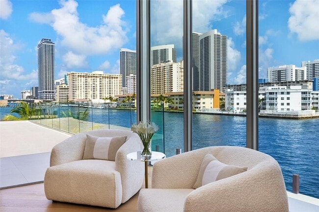 Building Photo - 503 Palm Dr