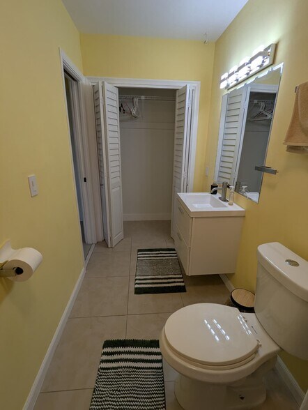 3rd full bath with closet - 2220 NE 37th St