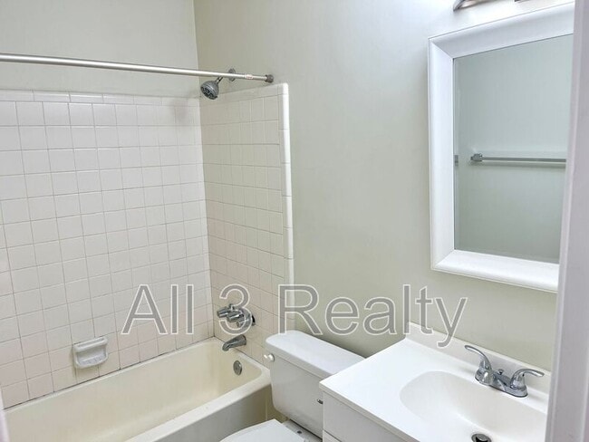 Building Photo - 696 Redland Dr
