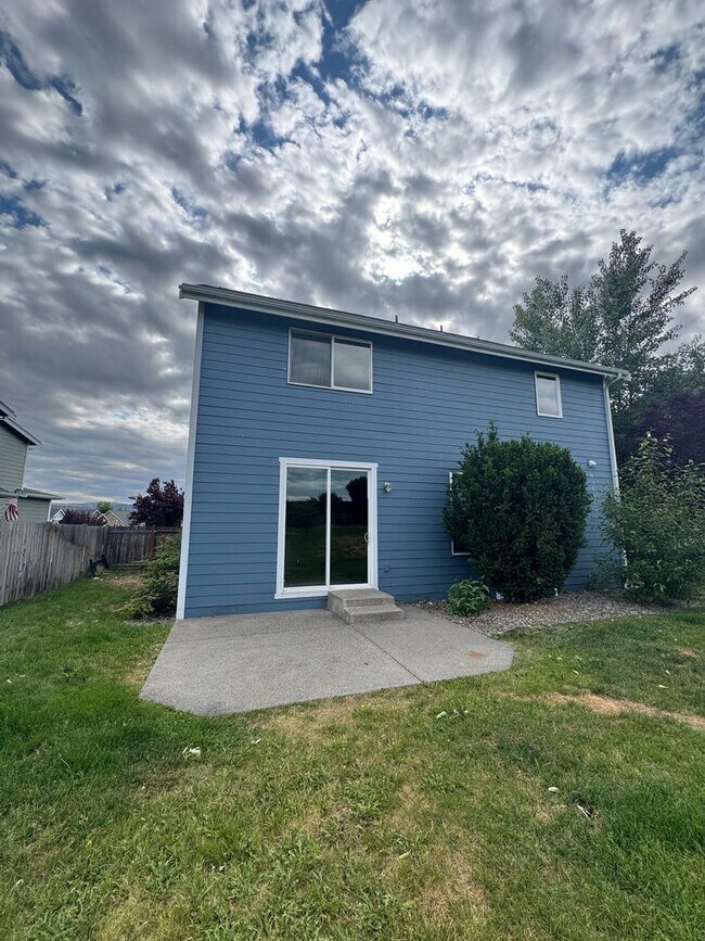 Building Photo - Large 4 Bed Rental in Established Neighbor...