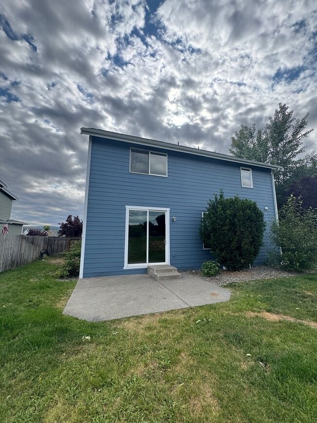 Building Photo - Large 4 Bed Rental in Established Neighborhood