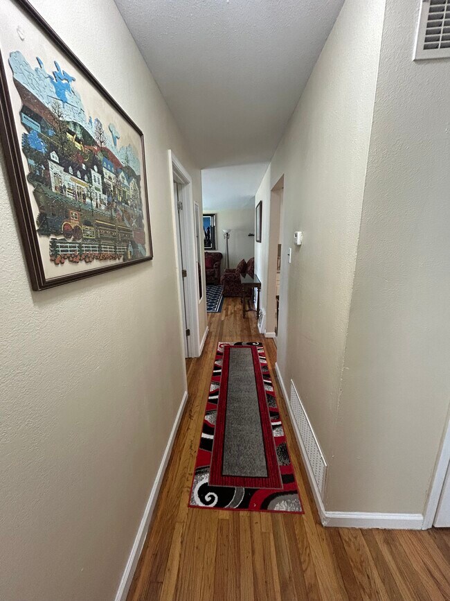 Building Photo - 937 Edgehill Dr