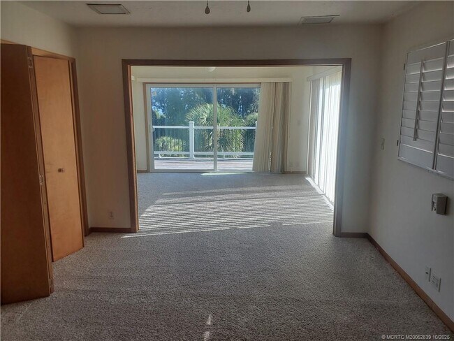 Building Photo - 4203 NE Skyline Dr