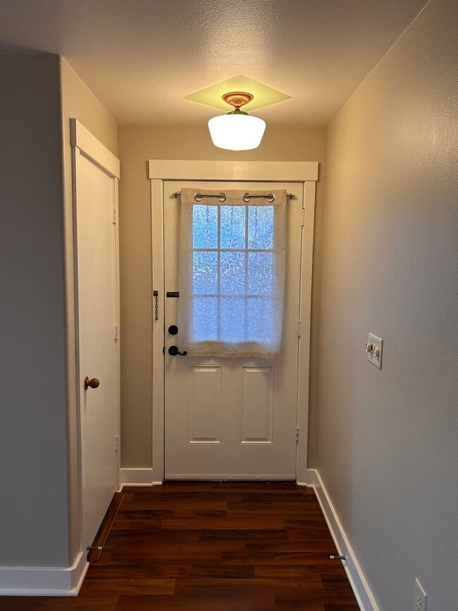 Building Photo - Freshly Updated 2-Bedroom Condo in the Hea...
