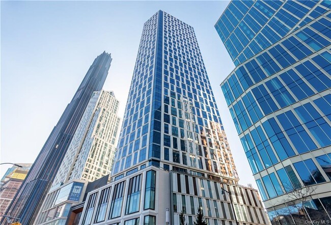 Building Photo - 445 Albee Square W