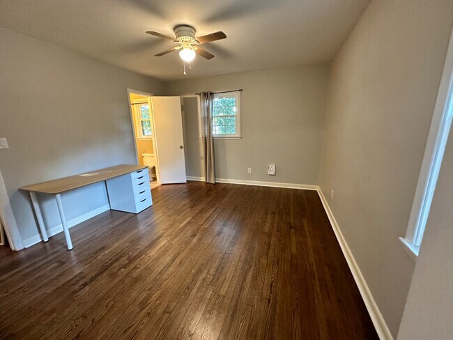 Building Photo - 4018 Dellwood Dr
