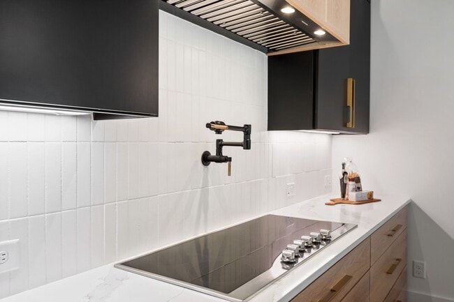 Building Photo - Custom 5 bedroom, 5 bathroom home with Woo...