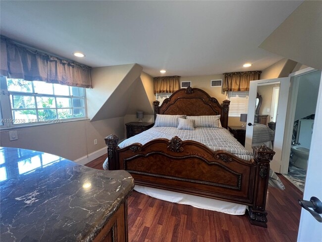 Building Photo - 7601 Beach View Dr