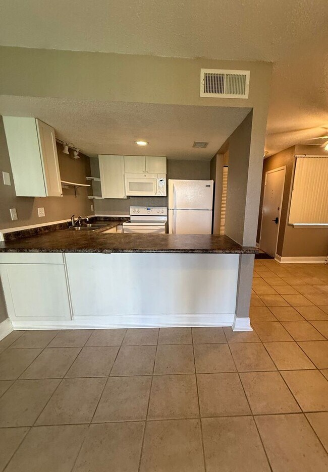 Building Photo - New Listing!