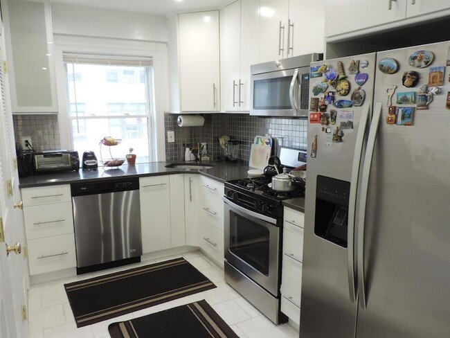 Building Photo - 84 Bloomfield St