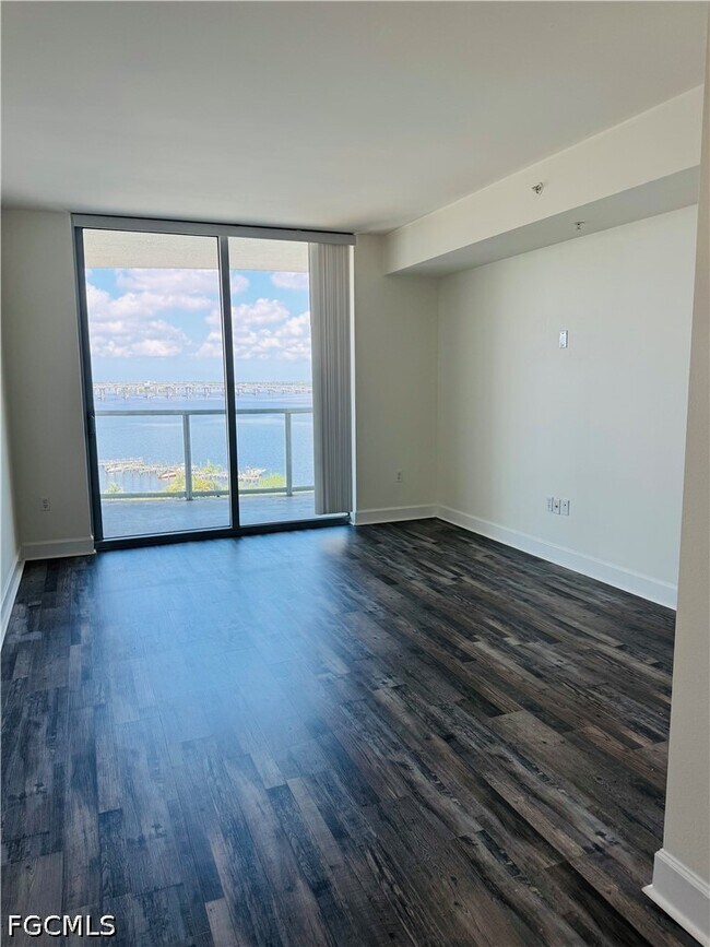 Building Photo - 3000 Oasis Grand Blvd