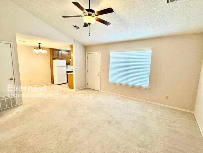 Building Photo - Lovely 2-Bedroom Home with Modern comforts...