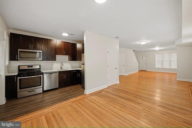 Building Photo - Available Now- Beautiful 3 Bedroom, 2 Bath...