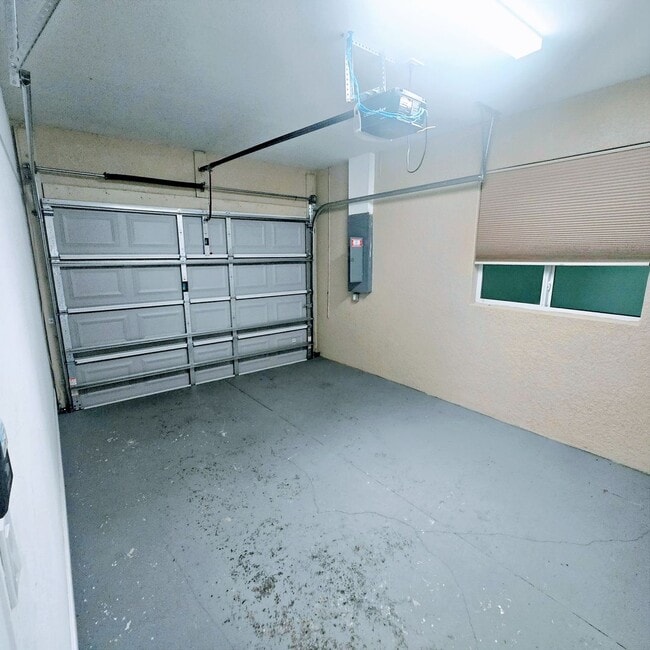 Building Photo - MUST SEE -2/2/1+OPEN DEN-DUPLEX IN GREENBR...