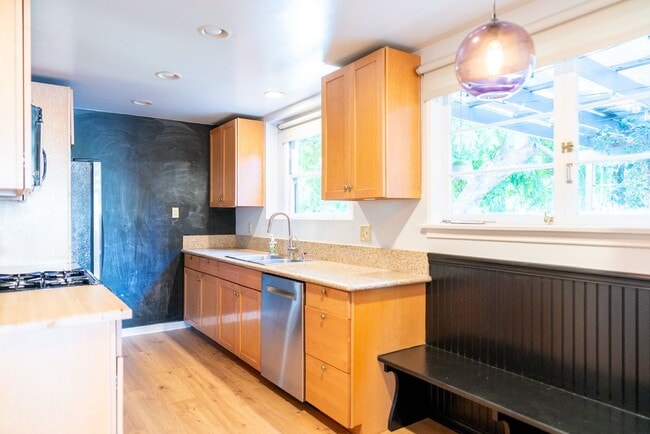 Building Photo - Vibrant 2b2b Franklin Hills / Los Feliz Home - Huge Private Grass  Yard - Central HVAC