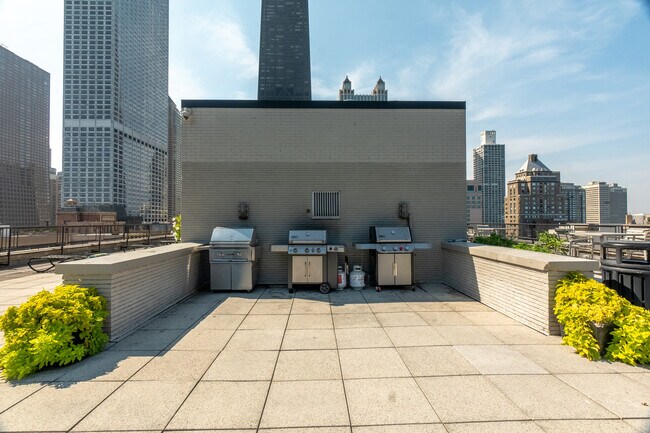 Building Photo - 253 E Delaware Pl