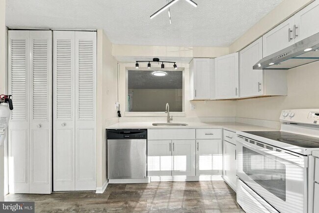 Building Photo - 8 Victoria Manor Ct