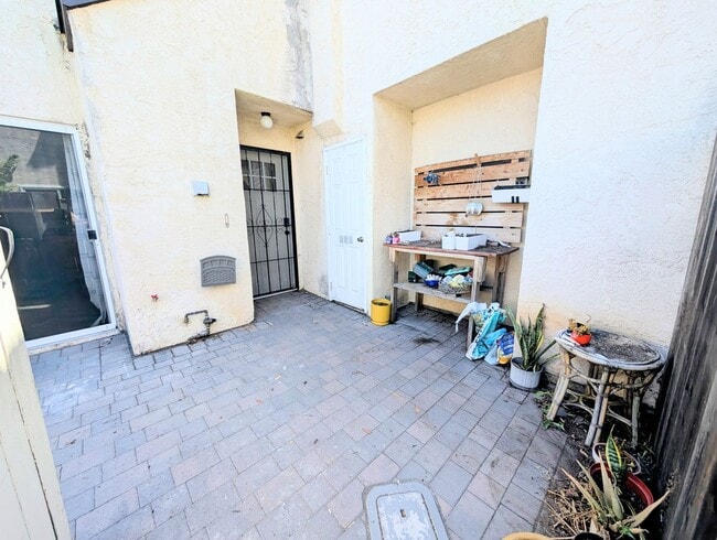 Building Photo - AWESOME 2 BED/1.5 BATH WITH LARGE YARD+WRA...