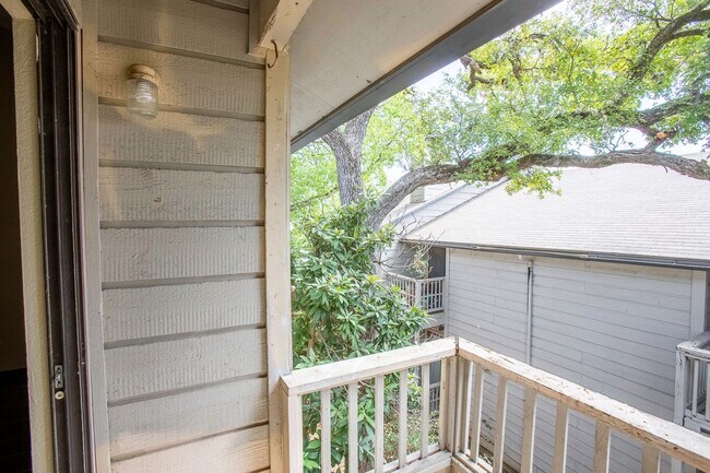 Building Photo - Gorgeous Condo, 2 Bedrooms/2 Balconies/2 Bathrooms - WALK TO CAMPUS! - Reduced Deposit