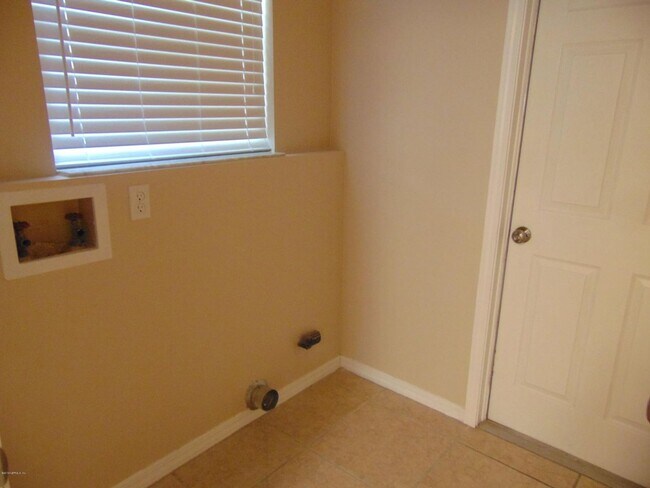 Building Photo - "NEW YEAR'S SPECIAL $500 OFF FIRST FULL MO...