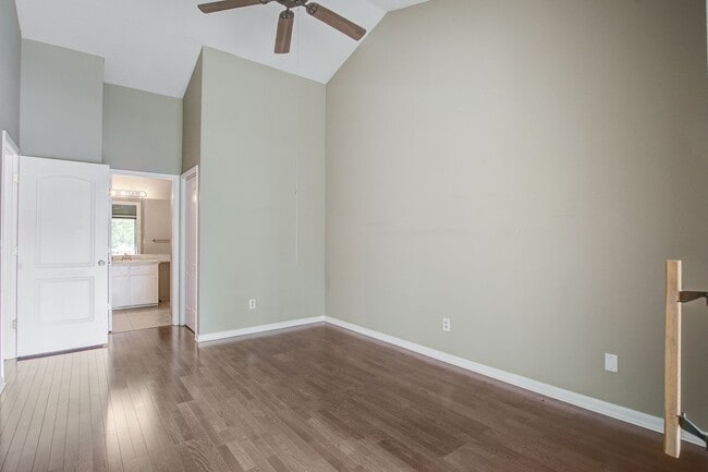 Building Photo - Cozy 2 Bedroom 2 Bathroom Condo in Seagate Village!