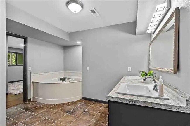 Building Photo - 14 London Dr