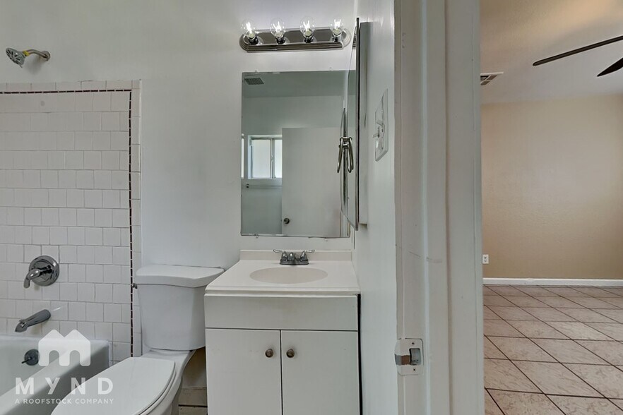 Building Photo - 10948 W 4th St