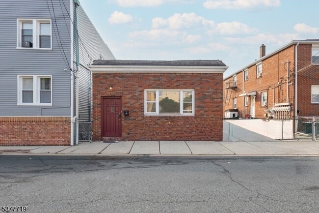 Building Photo - 86 Farnham Ave