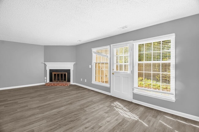 Building Photo - Stunning 3 bedroom, 2 1/2 bathroom End Tow...