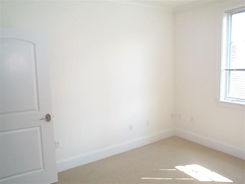 Building Photo - 165 Beacon St