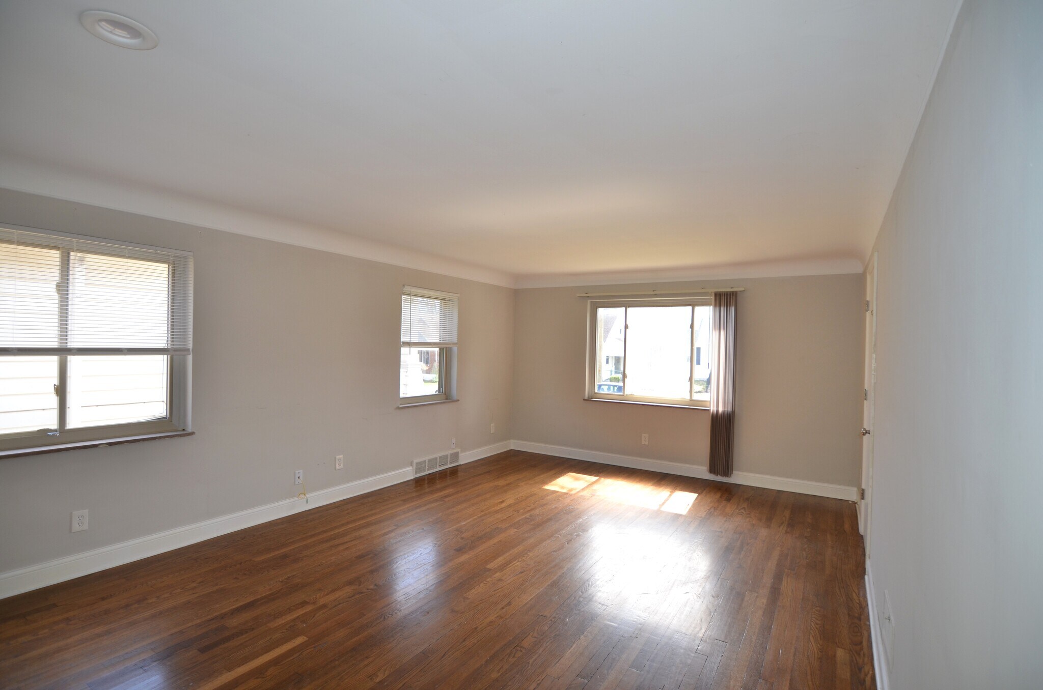 Building Photo - 4146 South Ave