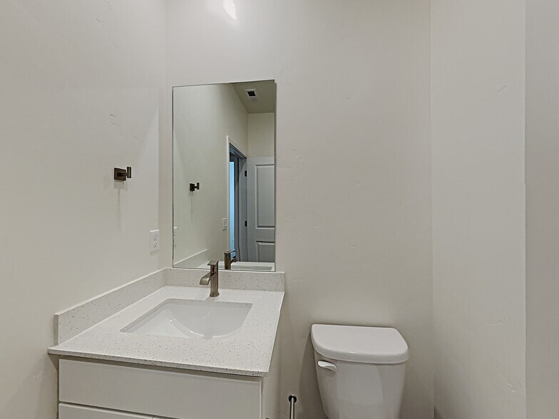 Building Photo - 954 N Barkvine Ave