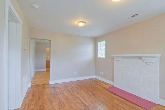 Building Photo - Knoxville 37917 - 2 bedroom, 1 bath home -...