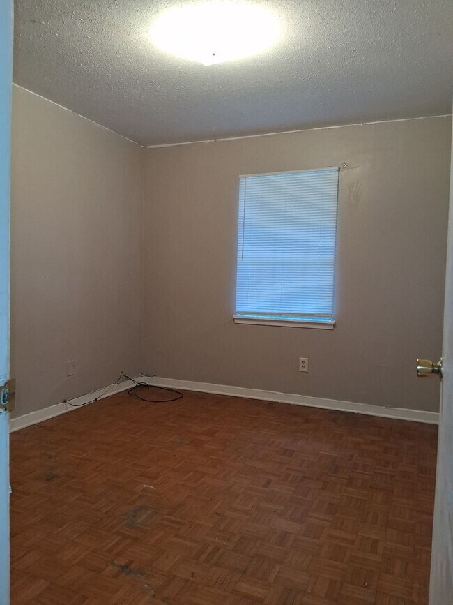 Building Photo - 1215 Garden Park Dr