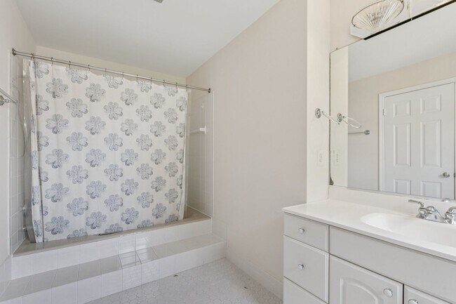 Building Photo - Spacious, Renovated Townhome Near Vienna M...