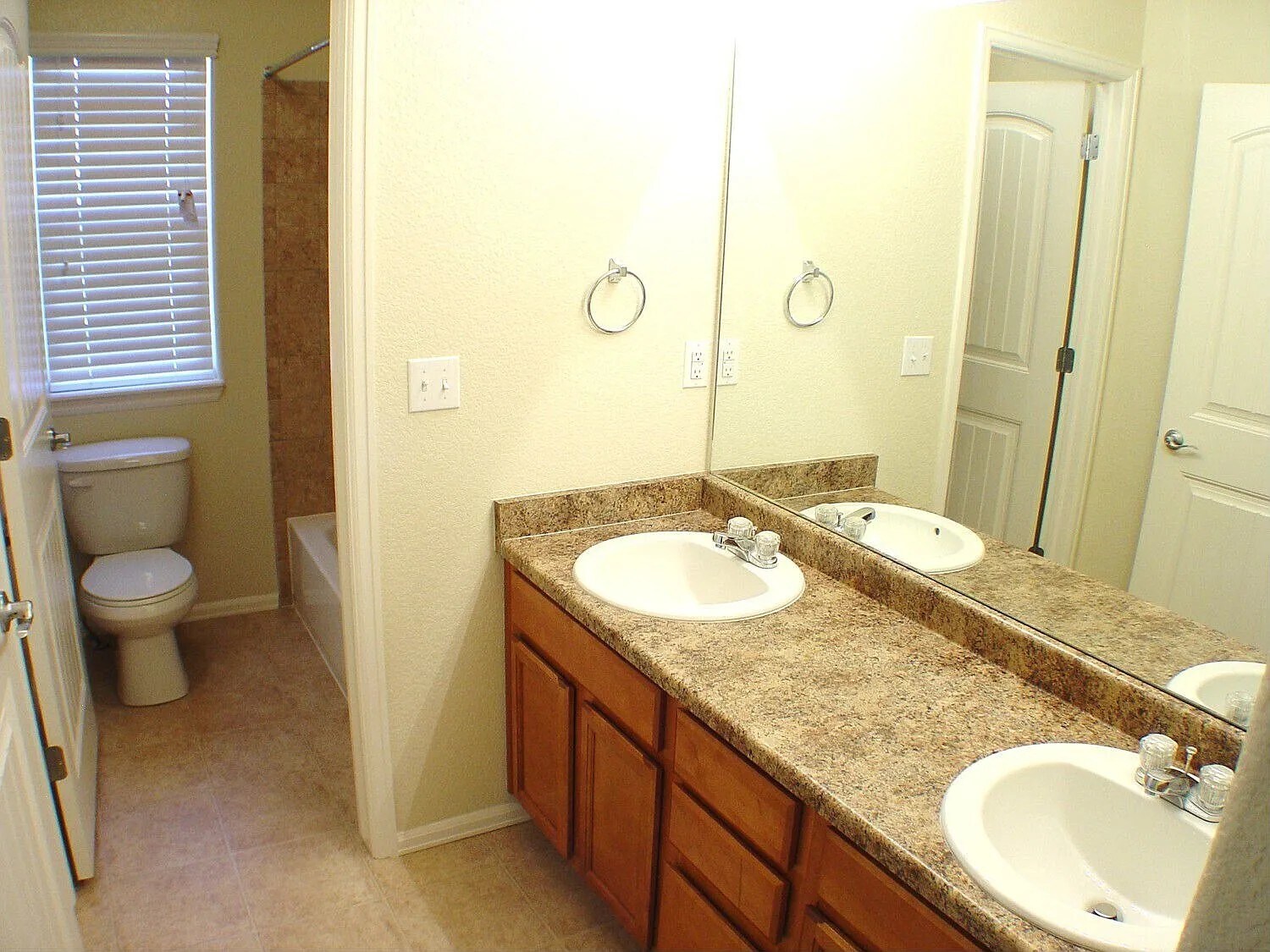 Building Photo - 2464 Sierra Springs Dr