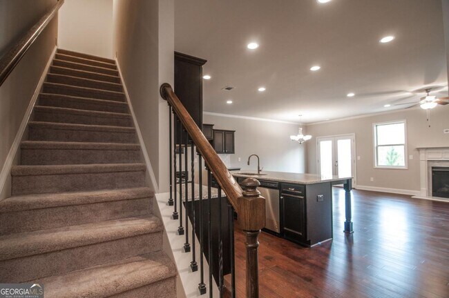 Building Photo - 2006 Wheylon CT