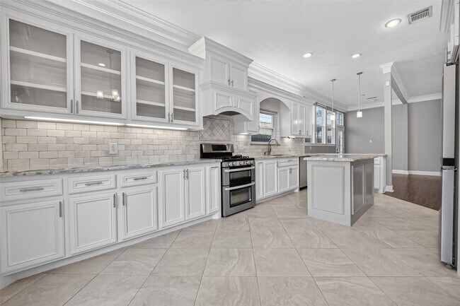 Building Photo - 10310 Chevy Chase Dr