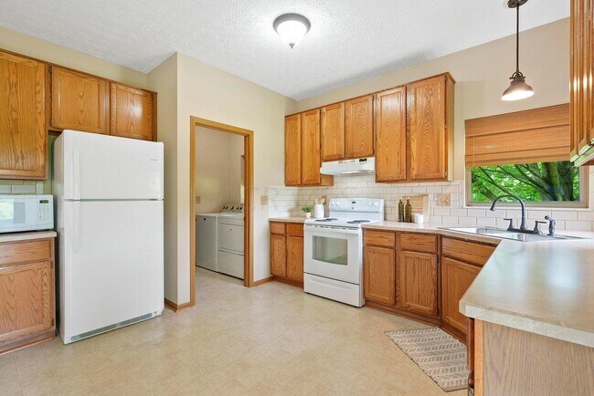 Building Photo - 758 N Starr Dr