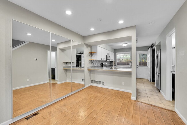 Building Photo - $2,295.95, 2-bed, 2.5 bath, located in Lakewood