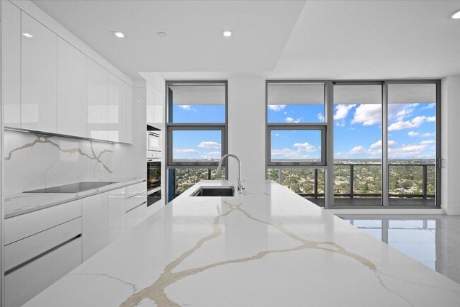 Building Photo - 220 Lake Shore Dr