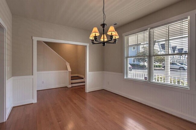 Building Photo - 348 Marquette Ct